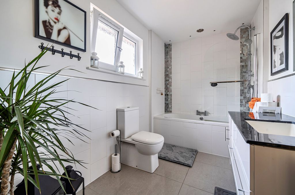 Property photo 3 of 24 3 - 1400386-17-697A4A...