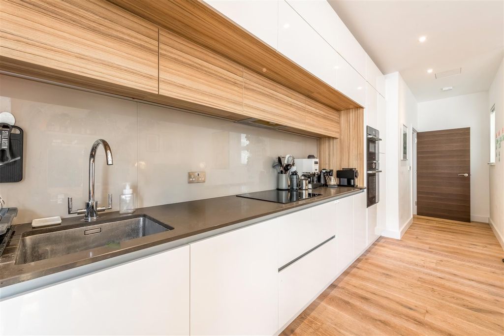 Property photo 3 of 17 Flat 7, 20 Norfolk Terrace-4.Jpg