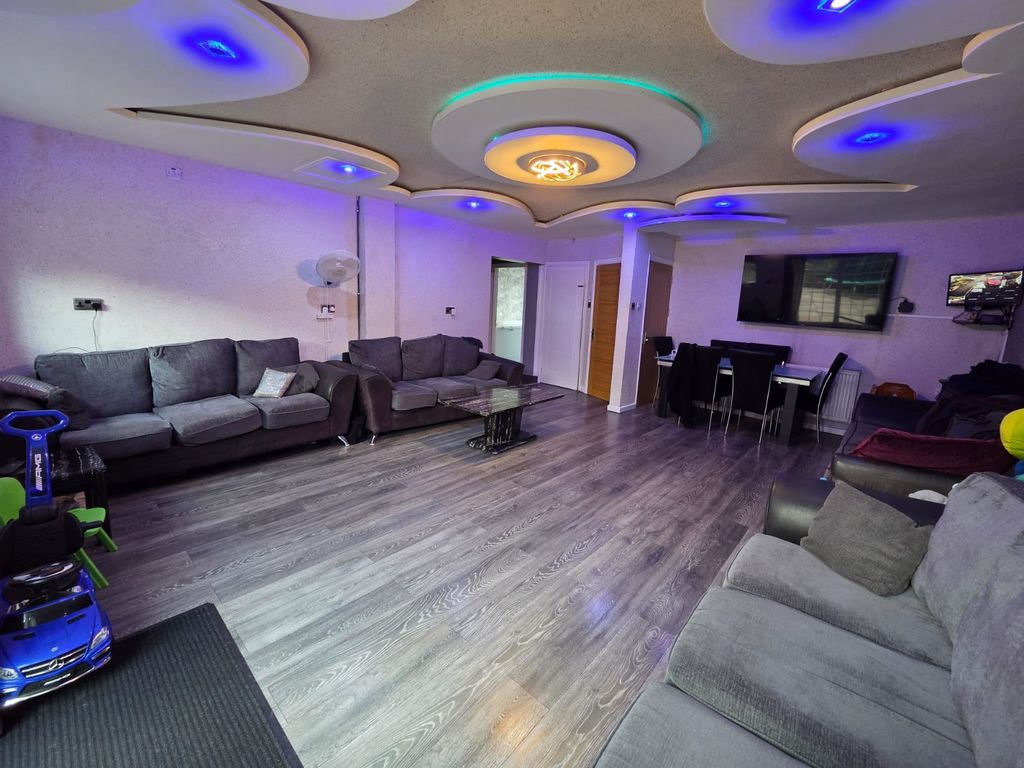 Property photo 3 of 33 Gallery