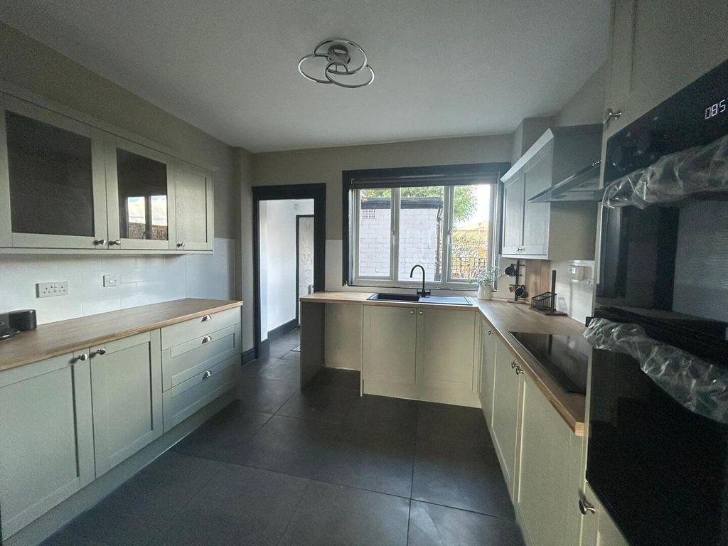 Property photo 3 of 12 Kitchen