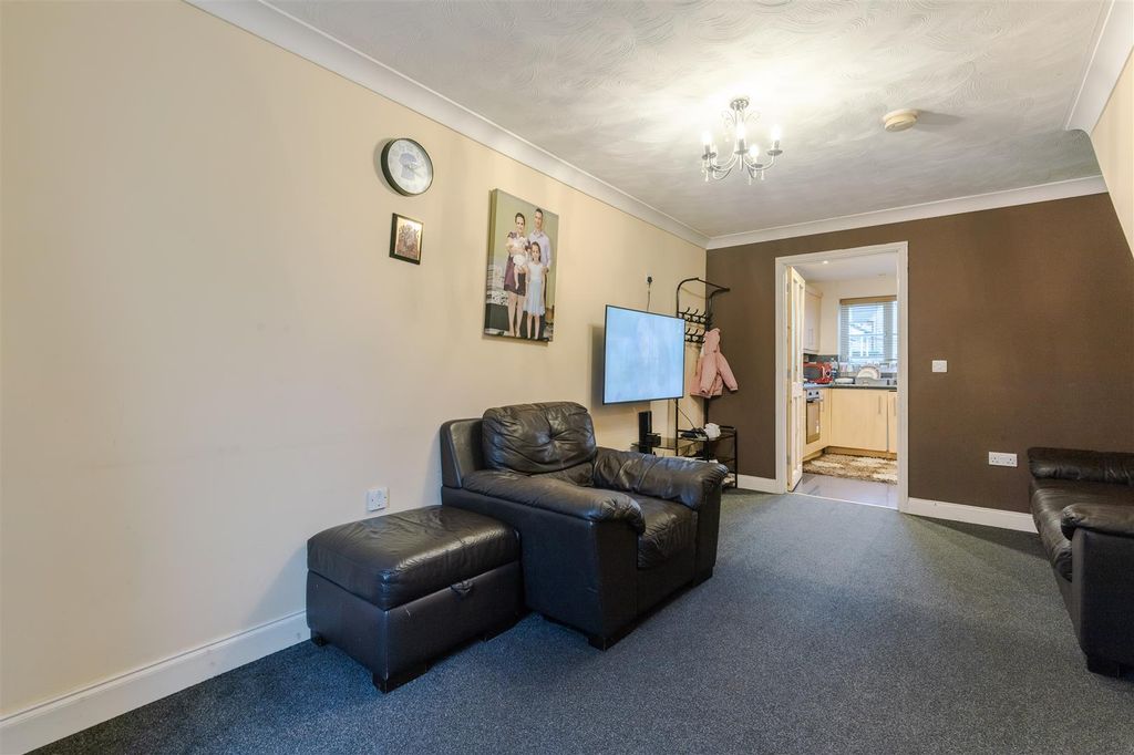 Property photo 3 of 12 Lounge