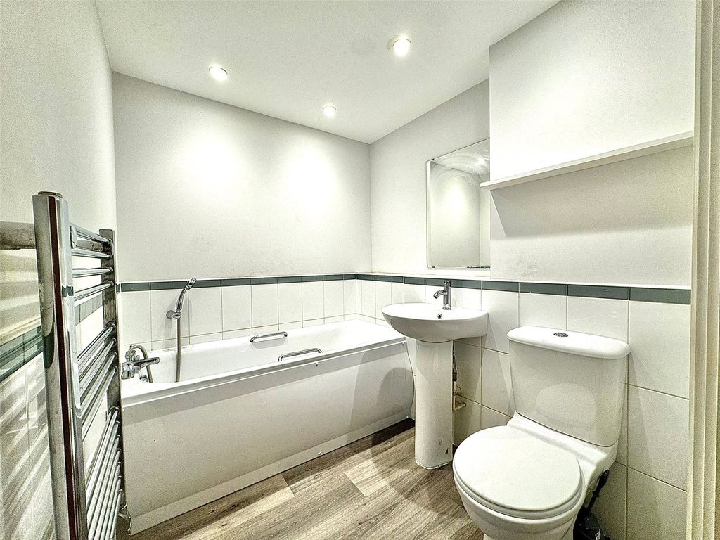 Property photo 2 of 9 Picture No. 11