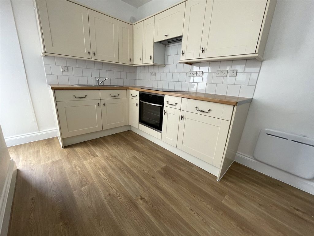 Property photo 3 of 8 Kitchen