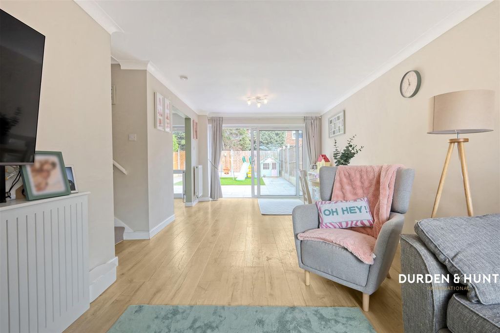 Property photo 3 of 20 Duxford Close