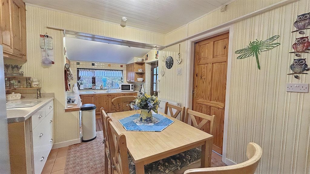 Property photo 3 of 13 Kitchen Diner.Jpg