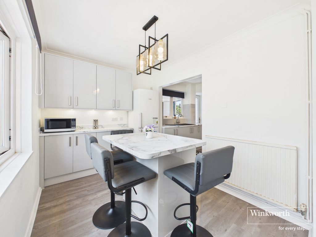 Property photo 3 of 11 Kitchen