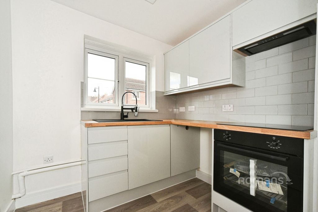Property photo 2 of 6 Kitchen