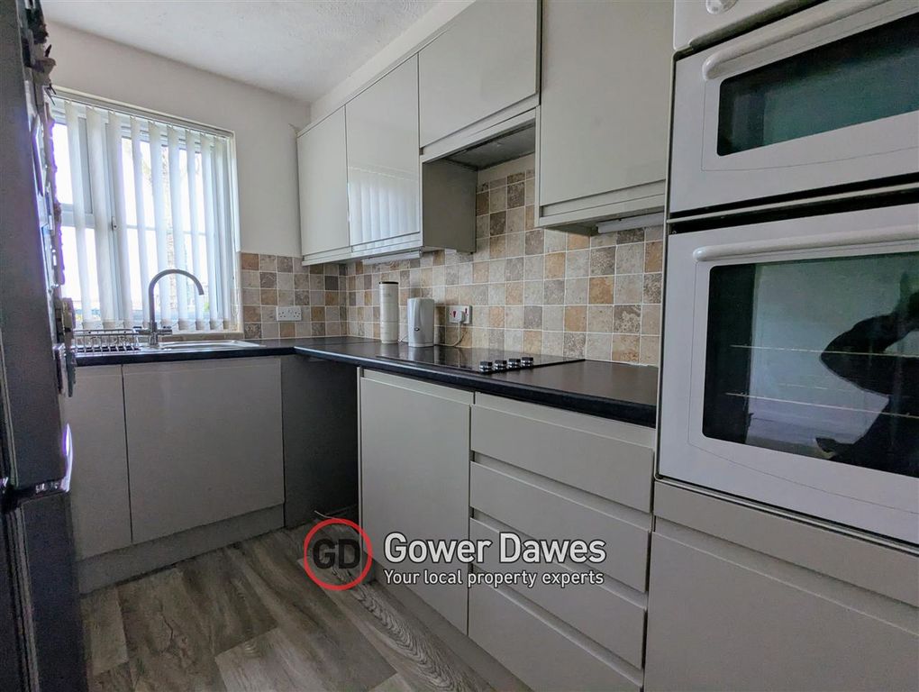 Property photo 2 of 8 Kitchen