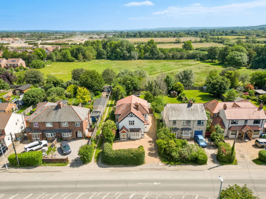 Property photo 1 of 35 Wendover Road, Stoke Mandeville