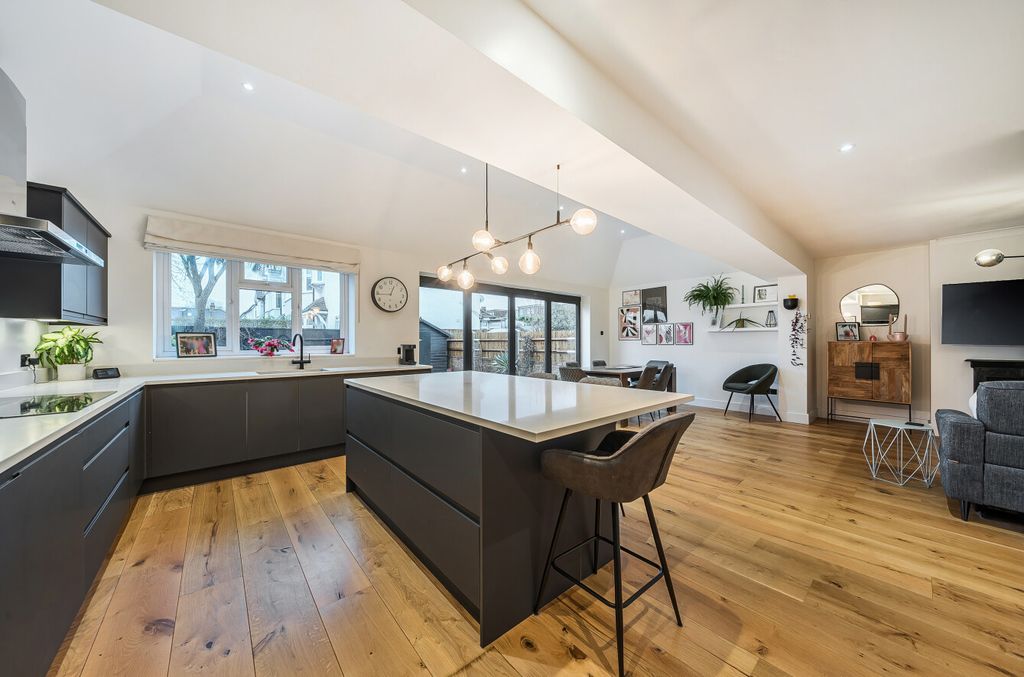 Property photo 3 of 30 1395642-18-696116...