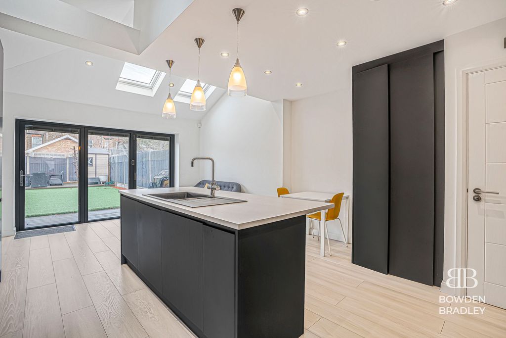 Property photo 3 of 32