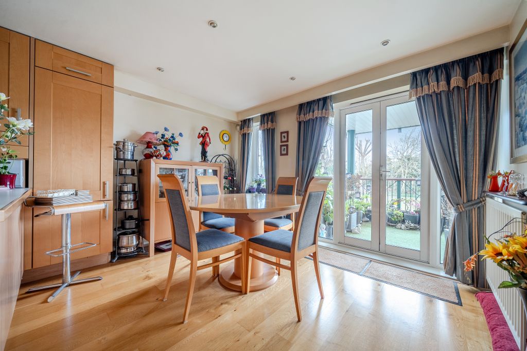 Additional image 8 of 2 bed flat for saleRay Mead Road, Maidenhead SL6