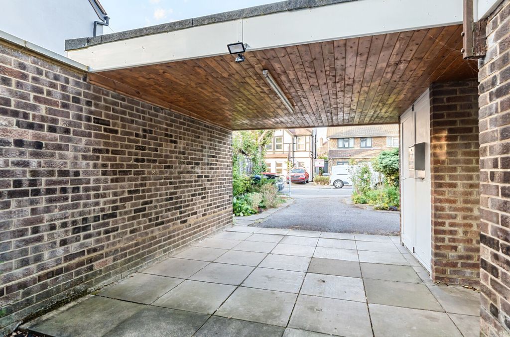 Property photo 3 of 19 1319470-3-686Eb92...