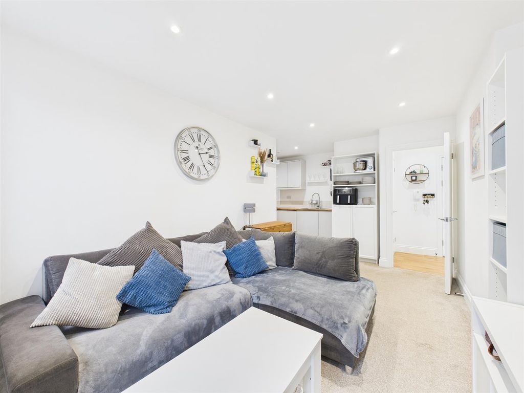 Property photo 2 of 8 Cam02435G0-Pr0071-Still006.Jpg