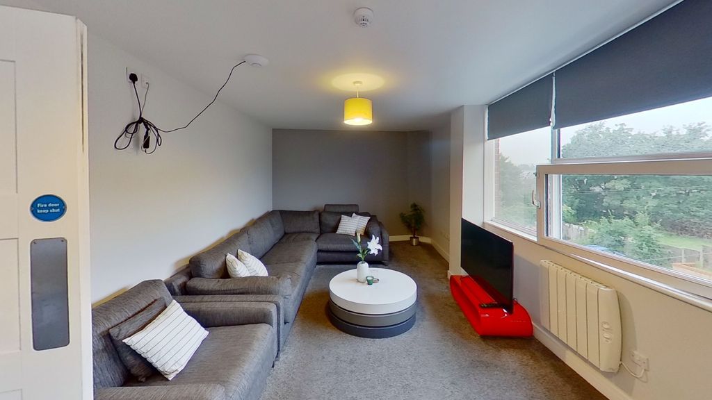 Property photo 1 of 8 Living Room