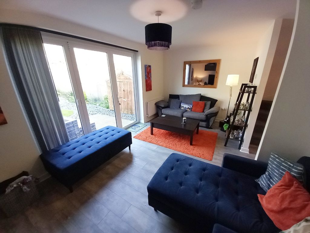 Property photo 3 of 17 Lounge