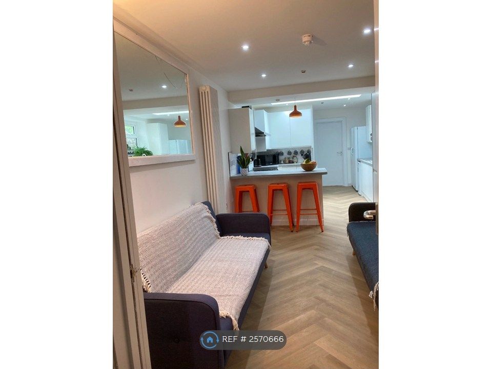 Property photo 2 of 11 Living Space