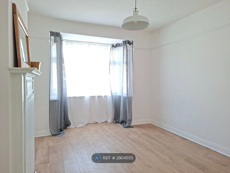 Property photo 2 of 6 Bedroom 1