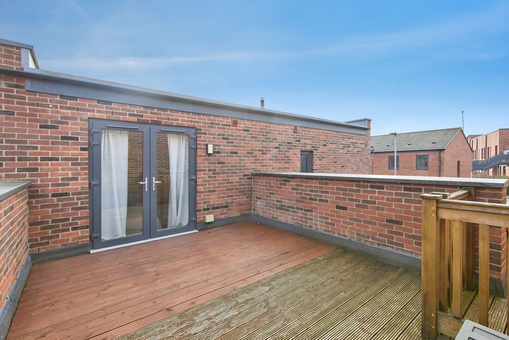 Property photo 2 of 18 Terrace