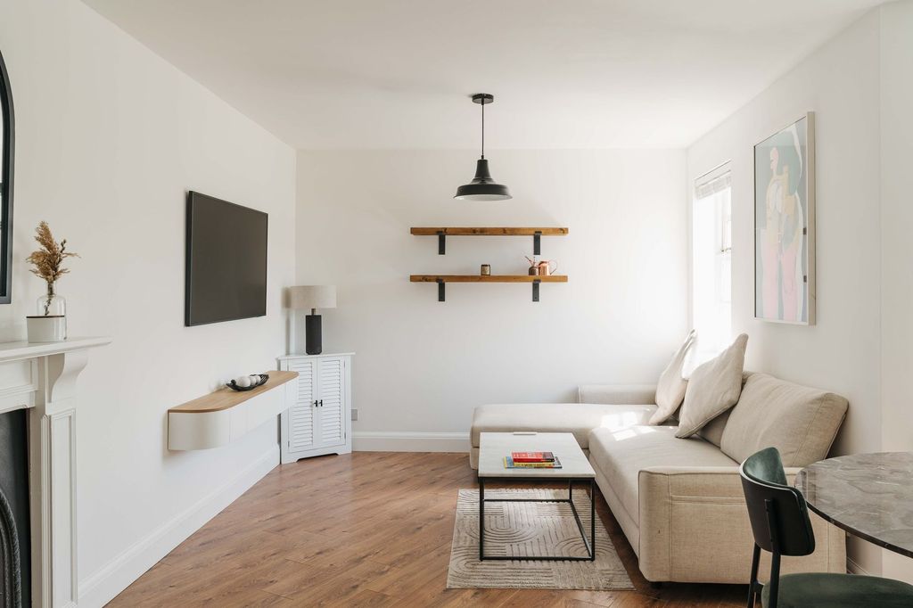 Property photo 2 of 15 Pickering Close E9