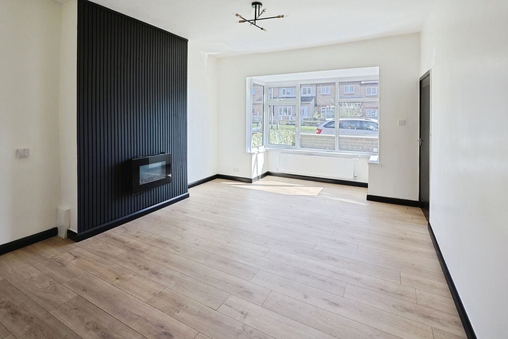 Property photo 2 of 10 Pbox-Living_Room-334489.Jpg