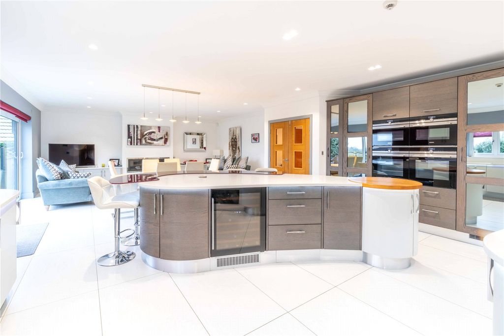 Property photo 3 of 20 Kitchen