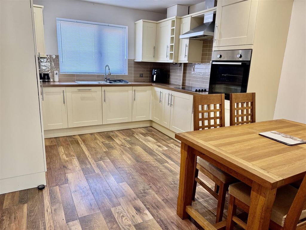 Property photo 3 of 17 Kitchen