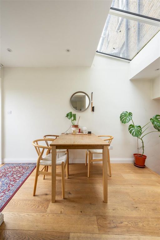 Property photo 3 of 18 Lytton Road, E11