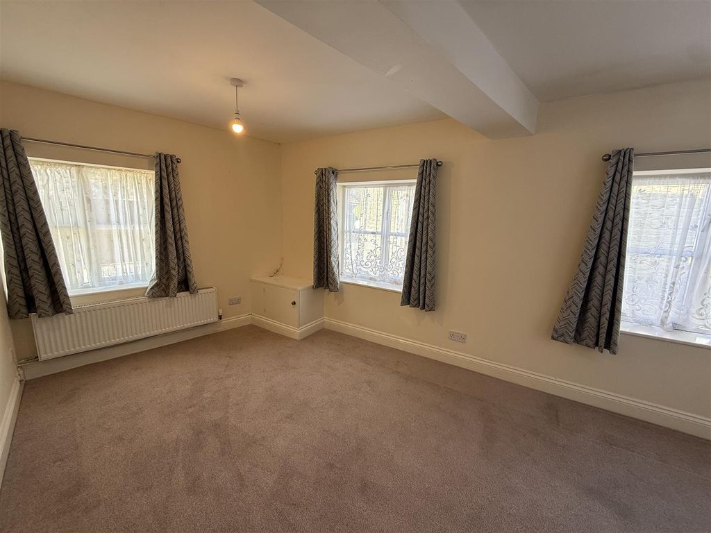 Property photo 3 of 11 Living Room