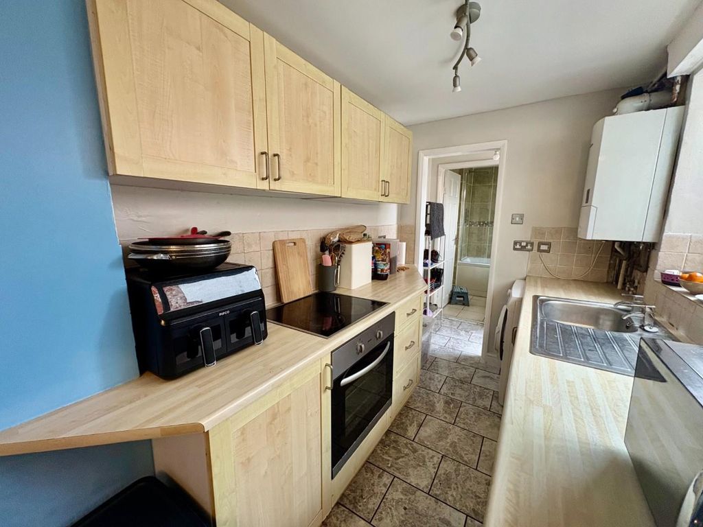 Property photo 3 of 8 Kitchen