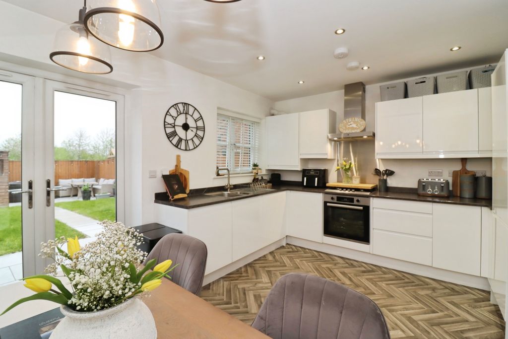 Property photo 2 of 18 Kitchen/Dining Room