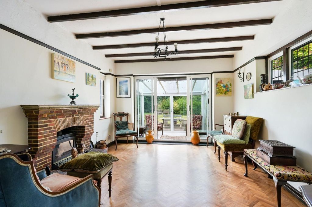 Property photo 2 of 18 Lywood Close