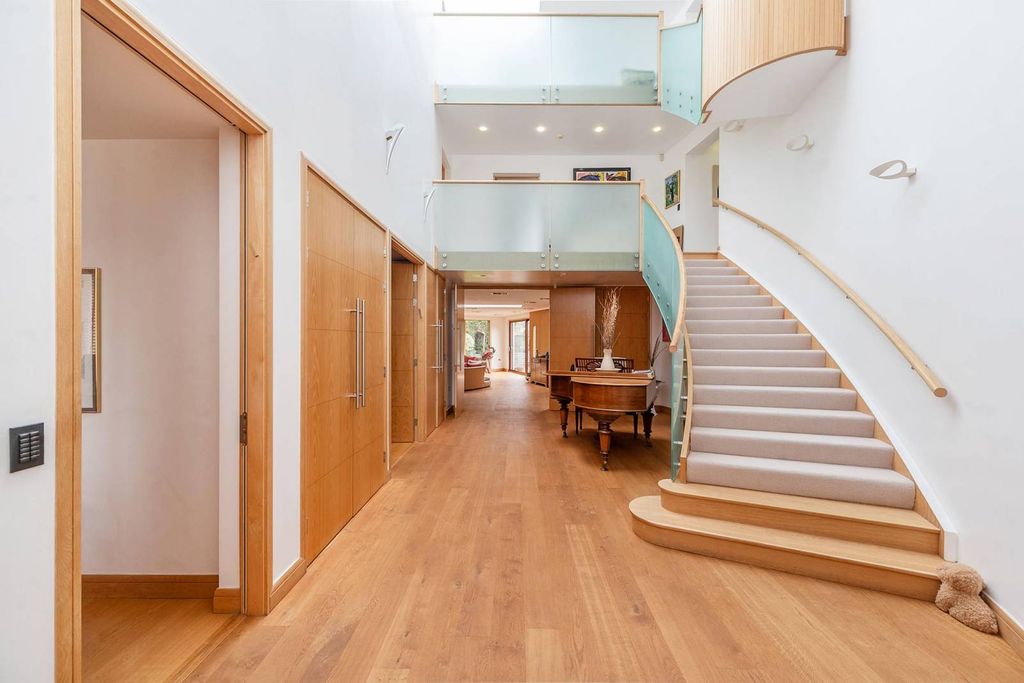 Property photo 3 of 44