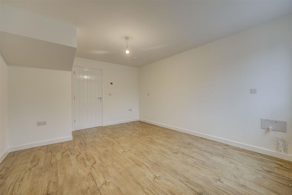 Property photo 3 of 16 Lounge