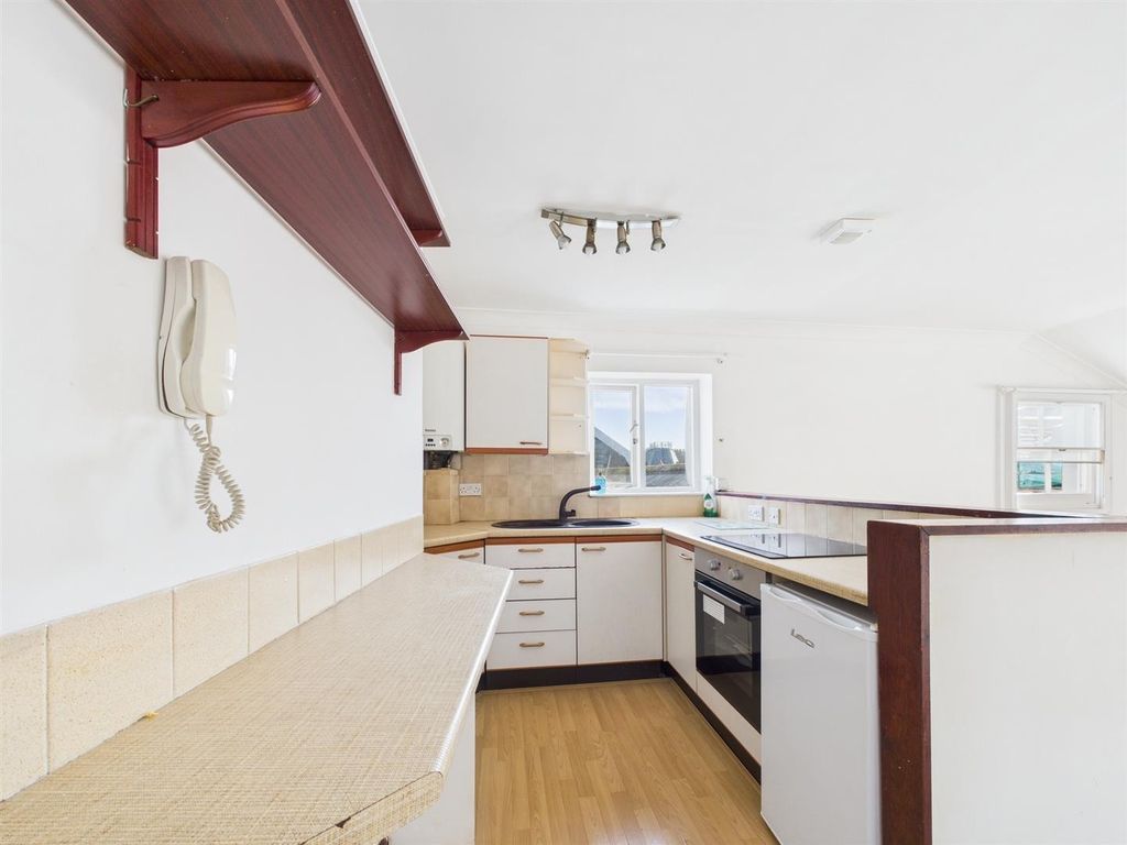 Property photo 3 of 11 Kitchen