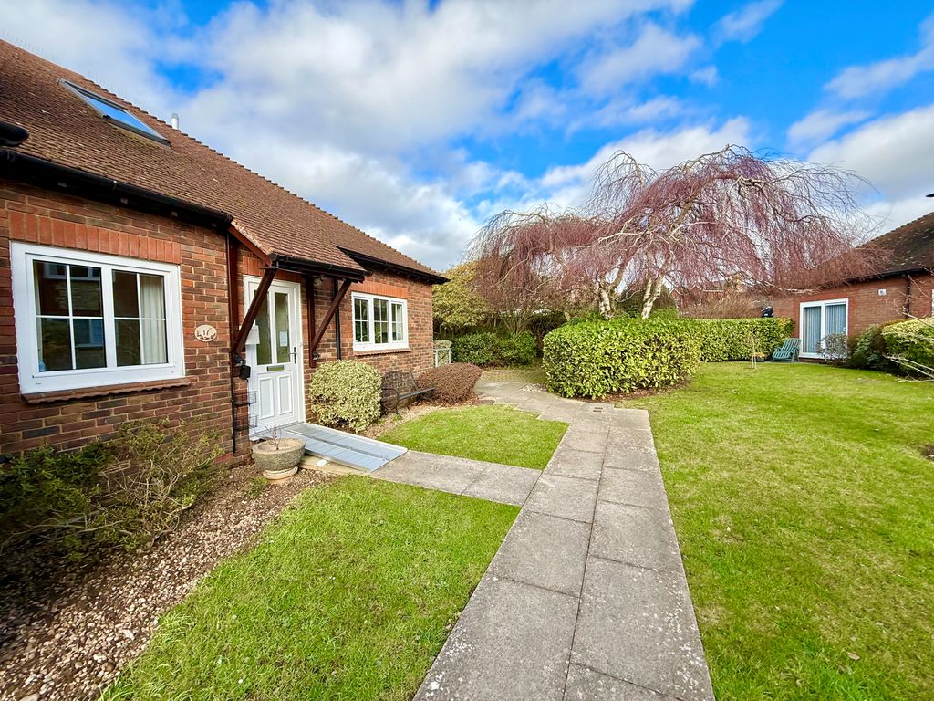 Property photo 1 of 17 17 Barton Court Front 2