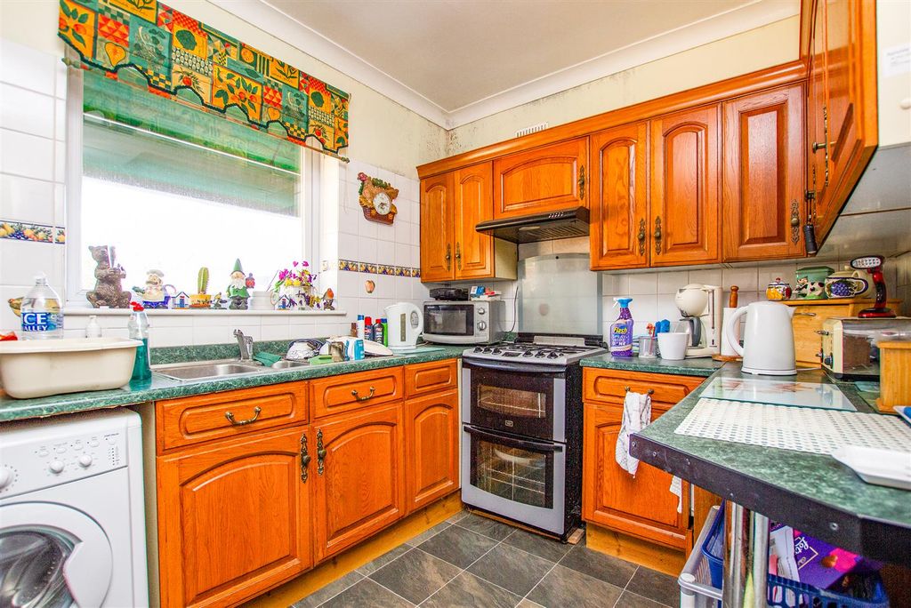 Property photo 3 of 18 Kitchen