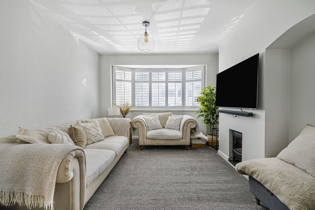 Property photo 2 of 36 Lounge