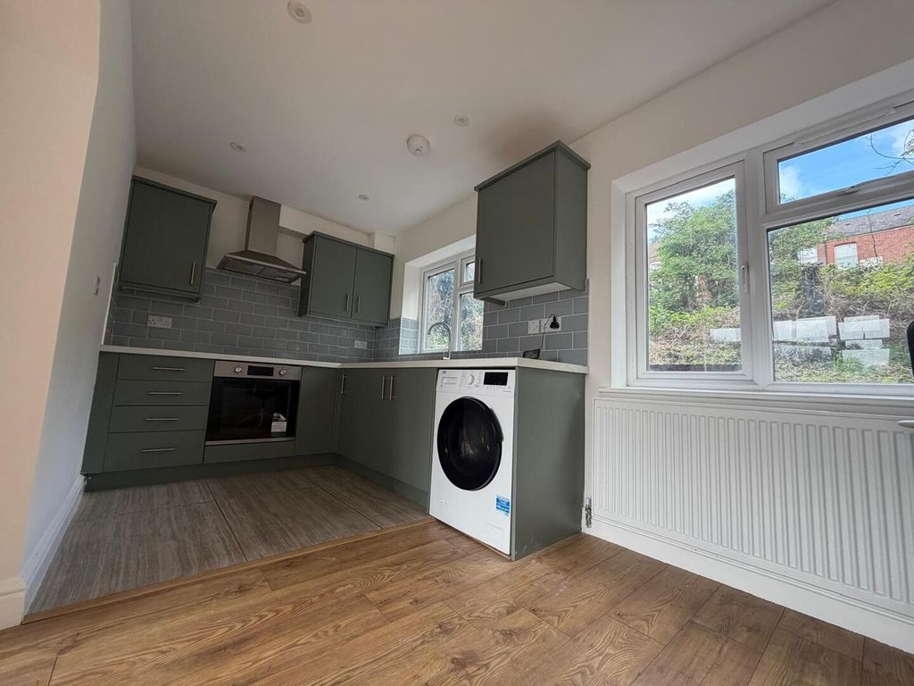 Property photo 1 of 6 Kitchen