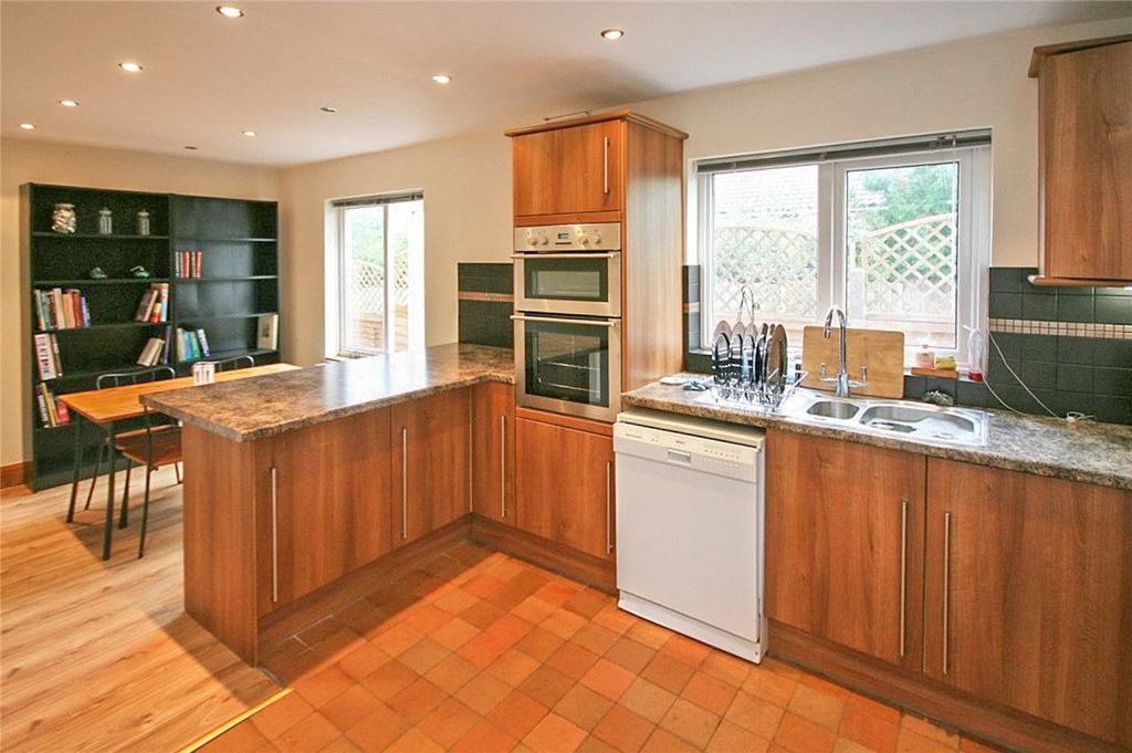 Property photo 3 of 12 Kitchen