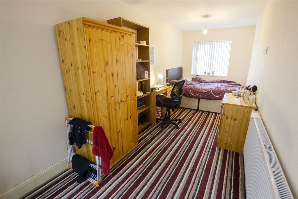 Property photo 1 of 9 Bedroom