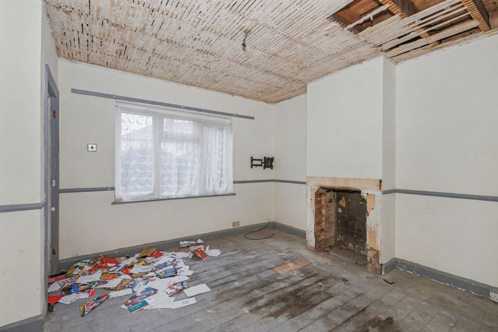 Property photo 3 of 20 11 Stanton Avenue, Bradville, Mk13 7Au