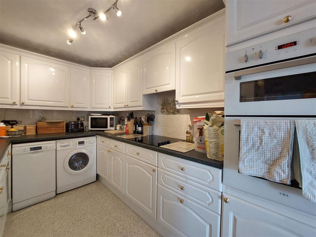 Property photo 3 of 7 Kitchen