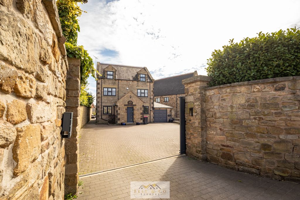 Property photo 1 of 35 Front Of House 1.2