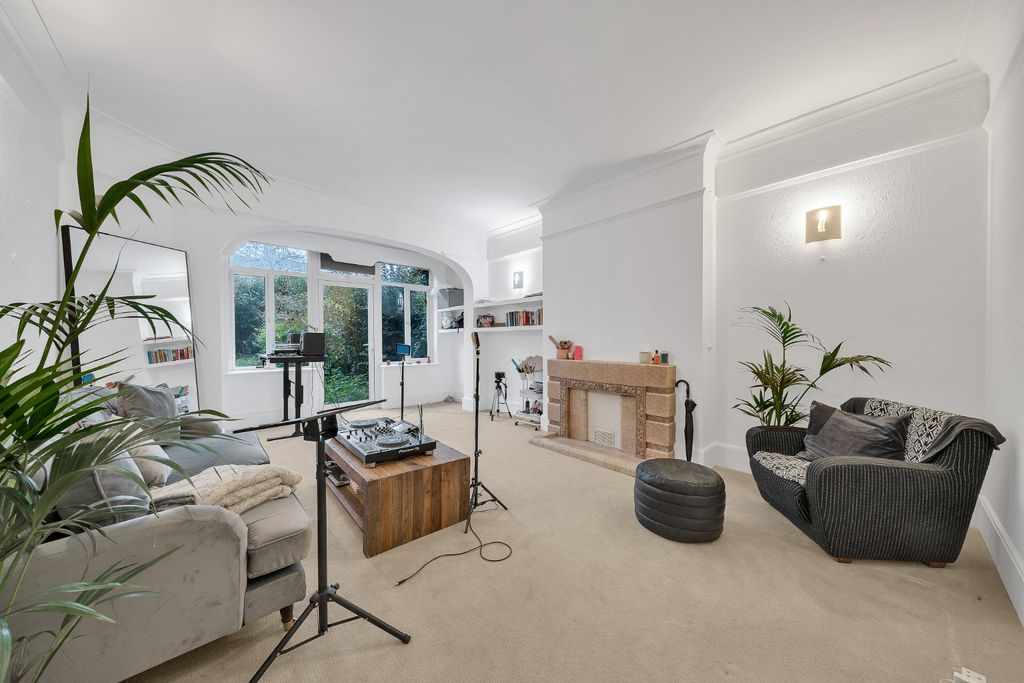 Property photo 2 of 18 3768444