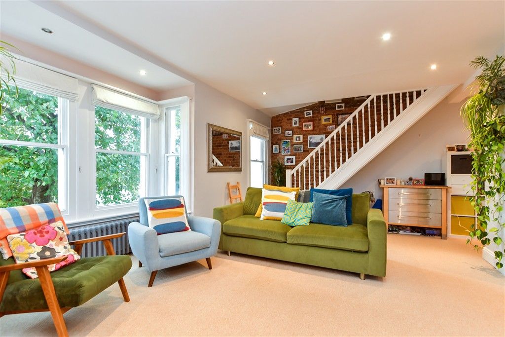 Property photo 3 of 13 Lounge