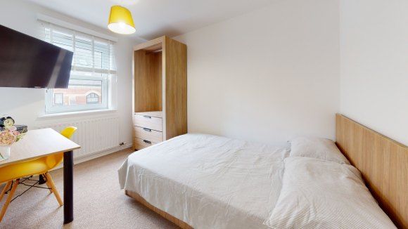 Property photo 1 of 18 Room 4