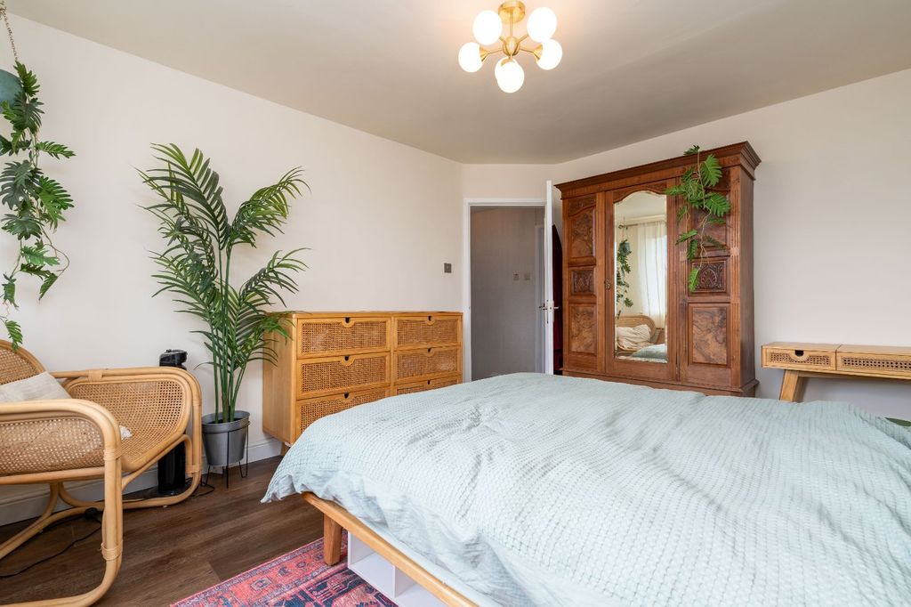 Property photo 2 of 18 Bedroom