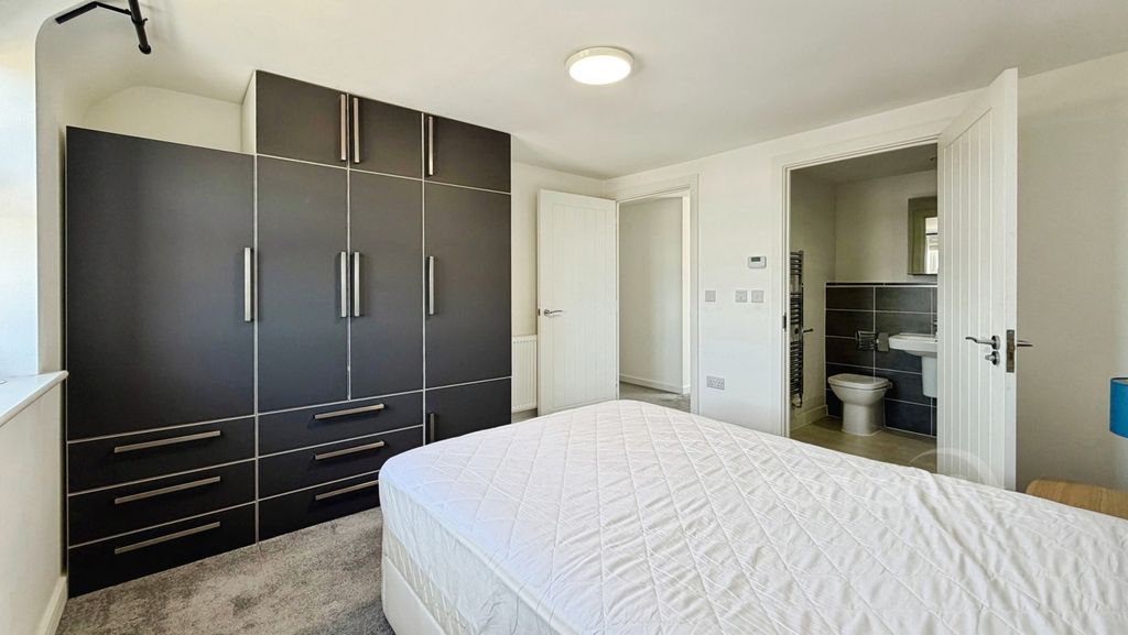 2 bed flat for saleMontgomery Avenue, Wellesley, Aldershot GU11 photo 4