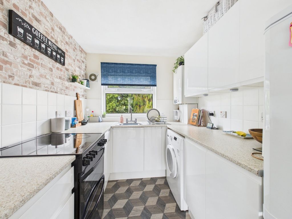 Property photo 3 of 6 Kitchen